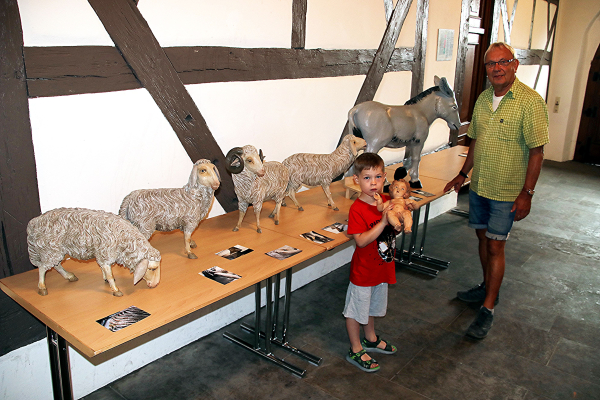 renovierte Weihnachtskrippe im Rathaus