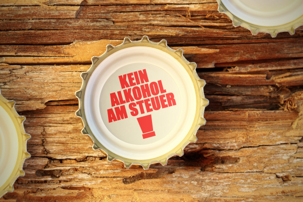 Bitte nicht unter Alkoholeinfluss hinters Steuer setzen